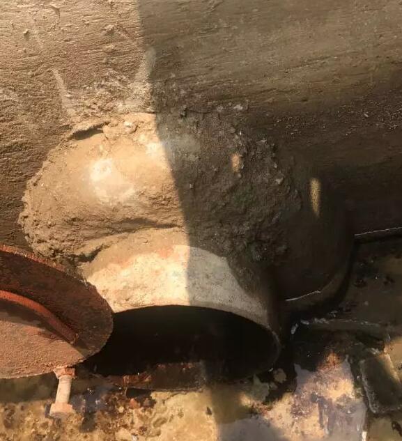 Fig. 1 Yaolong Chemical Company set up a private underground pipe to connect industrial wastewater to rainwater pipes.